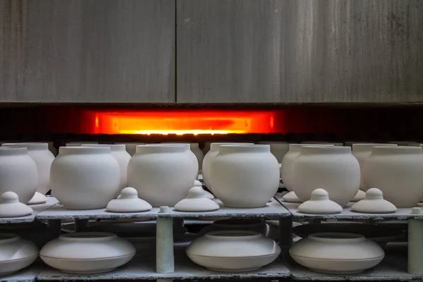 Nowe Ceramiczne Identyczne Białe Garnki Wysłane Pieca Muflowego Wypału Fabryce — Zdjęcie stockowe