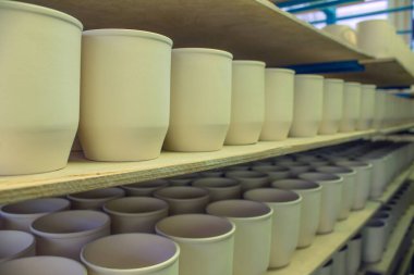 Rusya 'nın Moskova bölgesindeki bir porselen fabrikasının metal raflarında sıra sıra duran beyaz seramik tabaklar.