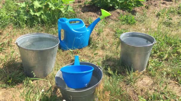 Tres Cubos Metal Con Agua Limpia Balanceándose Viento Una Regadera — Vídeos de Stock