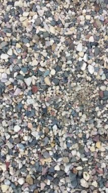 Yukarıdan yakın planda dikey küçük ezilmiş taş yağmura tutulur. Kavramsal arkaplan ve kopyalama alanı