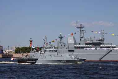 Güneşli bir yaz gününde Neva Nehri 'ndeki geçit töreninde askeri metal gri bir gemi ve Saint-Petersburg Rusya' da fotokopi alanı.