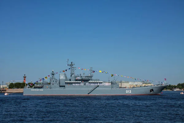 Een Militair Metalen Grijs Schip Tijdens Een Parade Neva Rivier — Stockfoto