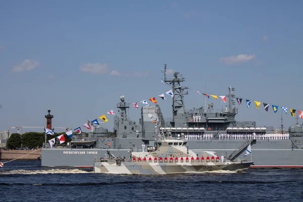 サンクトペテルブルク ロシア 2021年7月18日 海軍のナショナルデーのためのパレードのリハーサル 青い空とコピースペースに対して明確な明るい夏の日にネヴァ川に沿って軍艦帆 — ストック写真