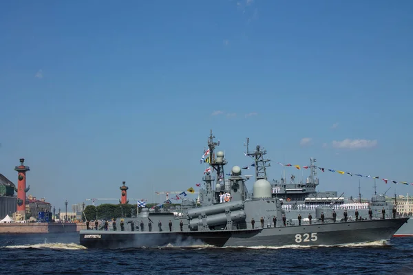 Een Militair Metalen Grijs Schip Tijdens Een Parade Neva Rivier — Stockfoto