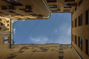 St. Petersburg Rusya 'da kapalı duvarları olan tarihi bir evin avlu manzarası.