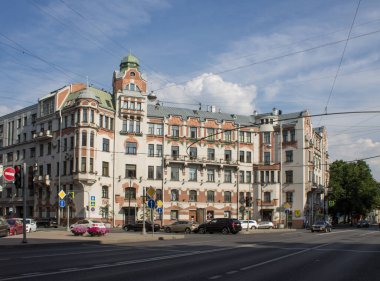 Petrogradskaya tarafında Avusturya meydanında tarihi bir ev ve açık bir yaz gününde yol ve Saint-Petersburg 'da kopyalamak için bir yer.