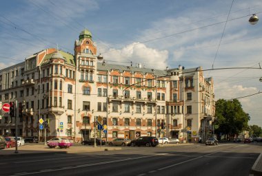 Aziz PETERSBURG, RUSSIA-July, 15, 2021: Petrogradskaya tarafında Avusturya meydanında tarihi bir ev ve açık bir yaz gününde yol ve kopyalamak için bir alan
