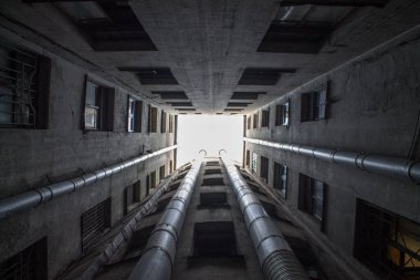 St. Petersburg Rusya 'da kapalı duvarları olan tarihi bir evin avlu manzarası.