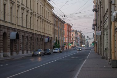 Saint Petersburg, Rusya-Temmuz, 15, 2021: Bir otoyolu, arabaları ve tarihi binaları olan şehrin tarihi caddesinin perspektifi