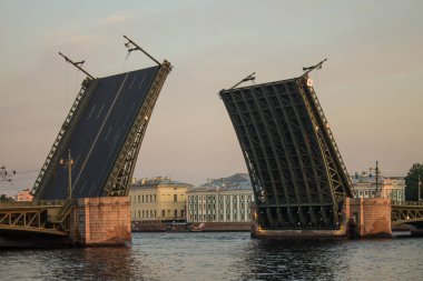 Saint Petersburg, Rusya-Temmuz, 15, 2021: Sulandırılmış saray köprüsü ve tarihi binalarla dolu üniversite duvarları ve uzay kopyaları.