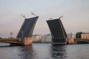 Saint Petersburg, Rusya-Temmuz, 15, 2021: Sulandırılmış saray köprüsü ve tarihi binalarla dolu üniversite duvarları ve uzay kopyaları.