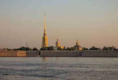 Peter ve Paul Kalesi 'nin sabah doğan güneş ışınları ve Neva Nehri' nin yansıması ve St. Petersburg 'da kopyalamak için bir alan üzerindeki keskin yüksek kulesinin güzel manzarası.