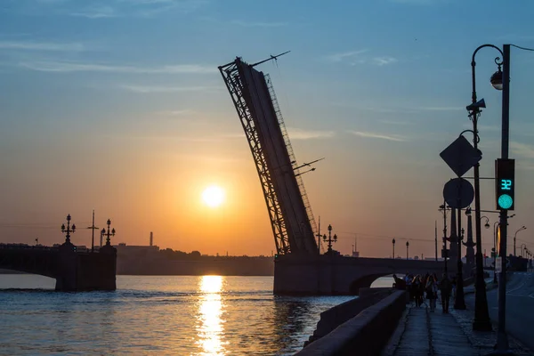 Die Silhouette Der Getrennten Dreifaltigkeitsbrücke Petersburg Der Newa Mit Einem — Stockfoto