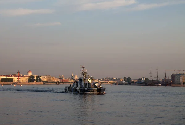 Warship Sailing Neva River Dawn Background Embankment Historical Architecture Early — Stock Photo, Image