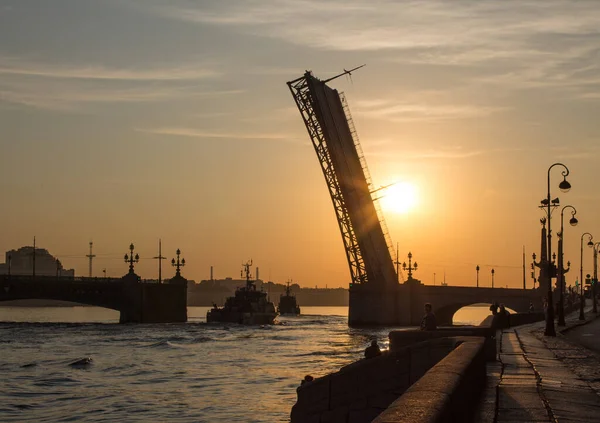 Dark Silhouette Open Trinity Bridge Warship Passing Background Beautiful Golden — Stock Photo, Image