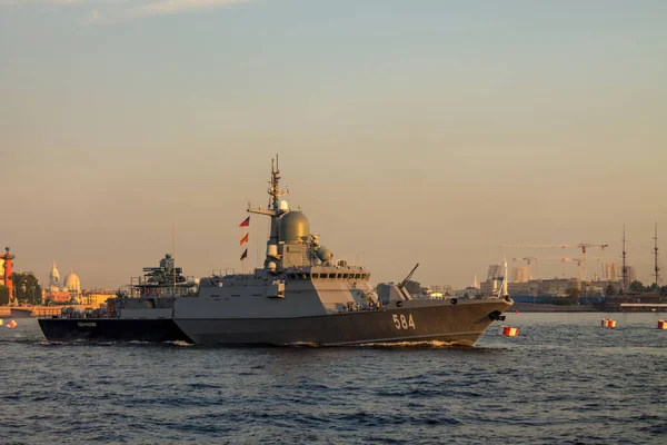 Een Oorlogsschip Varen Nebe River Petersburg Bij Dageraad Een Vroege — Stockfoto