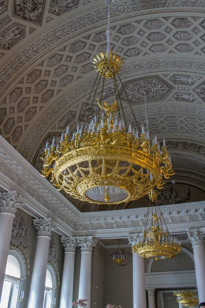 2021年7月15日ロシア サンクトペテルブルク 豪華な壁と天井の装飾とヴィンテージ家具を持つモイカ川堤防のユースフポフ宮殿の歴史的なインテリア — ストック写真