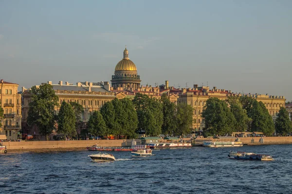 Golden Dome Isaac Cathedral Background Historical Architecture Neva River Embankment — Stock Photo, Image