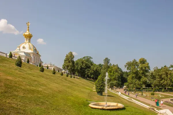 Вид Дворцовой Церкви Золотым Куполом Холме Зеленой Травой Ясным Солнечным — стоковое фото