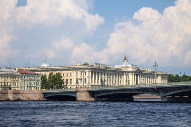 Tarihi mimarisi olan üniversite seti güneşli bir yaz gününde Neva Nehri üzerinde bir köprü ve Saint-Petersburg 'da bir fotokopi alanı.