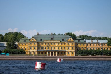 SAINT PETERSBURG, RUSSIA-HAZİRAN, 16, 2021: Güneşli bir yaz gününde Neva Nehri yakınlarındaki Üniversite setindeki tarihi sarı Menshikov Sarayı