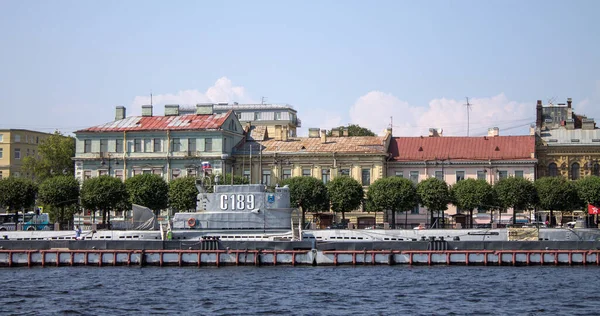 Een Onderzeeër Afgemeerd Bij Dijk Een Zonnige Zomerdag Sint Petersburg — Stockfoto