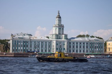Kunstkammer Müzesi 'nin tarihi binasının panoramik manzarası ve güneşli bir yaz gününde Saint-Petersburg Rusya' da Neva Nehri 'nde yelken açan bir gemi.
