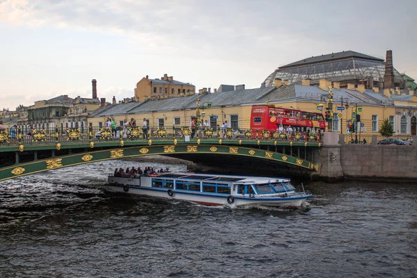 Eine Touristische Vergnügungsfähre Fährt Unter Einer Schönen Brücke Entlang Eines — Stockfoto