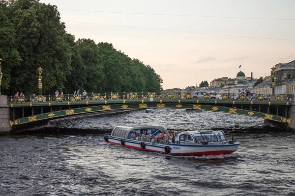 Saint Petersburg Russland Juli Juli 2021 Ein Ausflugsschiff Mit Touristen — Stockfoto