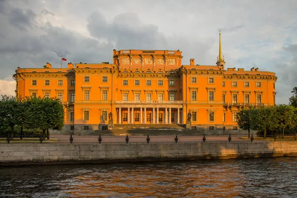 Bela Fachada Castelo Mikhailovsky Cor Laranja Margem Rio Fontanka Uma — Fotografia de Stock