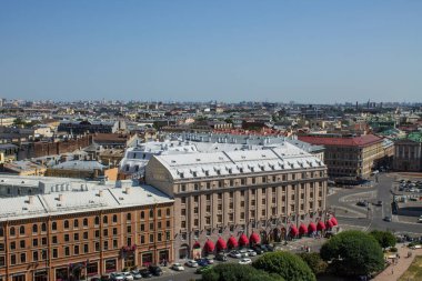 Şehrin çatılarının panoramik manzarası ve mavi gökyüzü ve Saint-Peterburg 'da güneşli bir yaz gününde kopyalayacak bir yeri olan ufuk çizgisi.