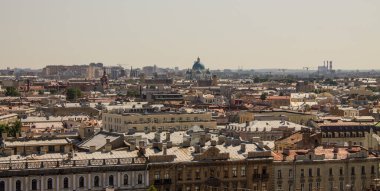 Şehrin tarihi bölümündeki binaların çatılarının panoramik üst görüntüsü ve güneşli bir yaz gününde mavi gökyüzü ve Saint-Petersburg Rusya 'da bir kopya alanı.