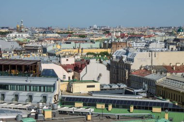 Şehrin tarihi bölümündeki binaların çatılarının panoramik üst görüntüsü ve güneşli bir yaz gününde mavi gökyüzü ve Saint-Petersburg Rusya 'da bir kopya alanı.