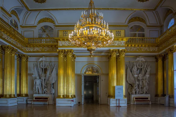 サンクトペテルスブルグ ロシア 2021年7月17日 豪華な金色の壁を持つ冬の宮殿のエルミタージュ美術館の歴史的なインテリア — ストック写真