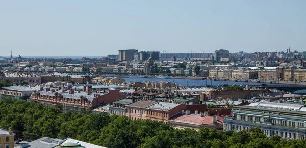 晴れた夏の日に街の歴史的部分と青空の屋根のパノラマのトップビューとサンクトペテルブルクのコピースペースロシア — ストック写真