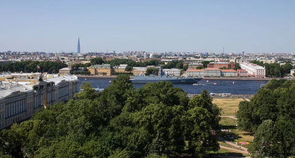 Panoramisch Uitzicht Neva Rivier Historische Gebouwen Lakhta Wolkenkrabber Tegen Blauwe — Stockfoto