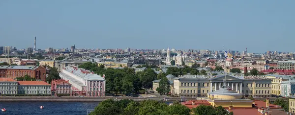 Panoramiczny Widok Grzbiet Uniwersytetu Vasilievsky Island Zabytkową Architekturą Słoneczny Letni — Zdjęcie stockowe