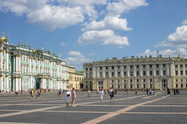 Aziz PETERSBURG, RUSSIA-HAZİRAN, 17, 2021: Güneşli bir yaz gününde sarayının ve yürüyen turistlerin bulunduğu sarayın köşesi