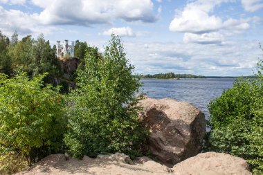 Ludwigsburg 'un Beyaz Şapeli. Ludwigstein Adası' nda körfez kıyısındaki Monrepos Parkı 'nda güneşli bir yaz günü Vyborg Rusya' da yeşil ağaçların arasında.