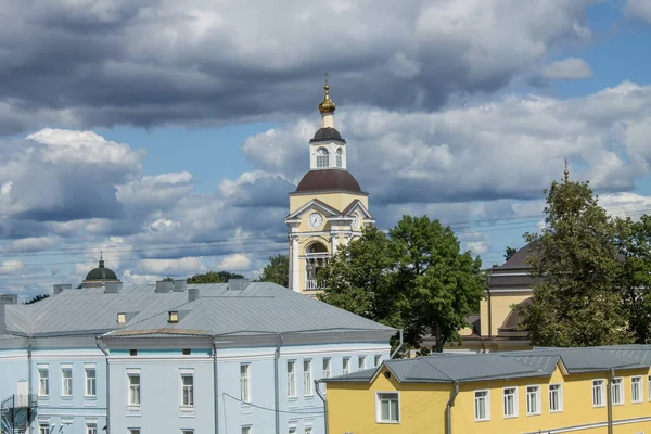 Schöne Aussicht Auf Die Altstadt Mit Antiker Architektur Und Wolkenverhangenem — Stockfoto