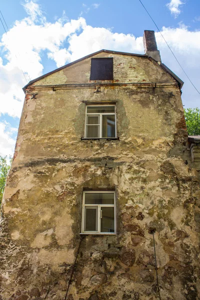 Het Oudste Huis Met Vervallen Stenen Muren Ramen Close Een — Stockfoto