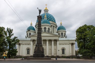 Saint Petersburg, Rusya, 20 Temmuz 2021: Kutsal Hayat Veren Üçlemenin Izmailovsky Katedrali, bulutlu bir gökyüzü ve yeşil ağaçlara karşı bir yaz günü