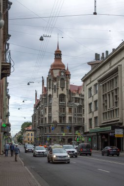 Aziz PETERSBURG, RUSSIA-Temmuz, 20, 2021: bulutlu bir günde bir şehir caddesinde güzel bir tarihi bina ve kopyalamak için bir alan