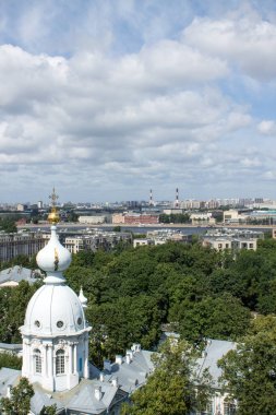 Saint Petersburg, Rusya, 20 Temmuz 2021: Güneşli bir yaz gününde Diriliş Smolny Katedrali 'nin çan kulesinin panoramik ve kilise mimari parçaları
