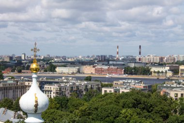 Saint Petersburg, Rusya, 20 Temmuz 2021: Güneşli bir yaz gününde Diriliş Smolny Katedrali 'nin çan kulesinin panoramik ve kilise mimari parçaları
