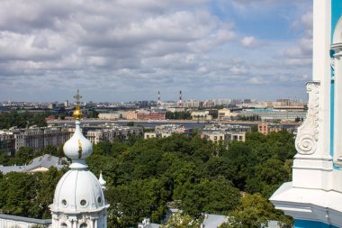 Saint Petersburg, Rusya, 20 Temmuz 2021: Güneşli bir yaz gününde Diriliş Smolny Katedrali 'nin çan kulesinin panoramik ve kilise mimari parçaları