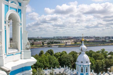 SAINT PETERSBURG, RUSSIA-Temmuz, 20, 2021: Açık güneşli bir yaz gününde Smolny Katedrali 'nin çan kulesinden şehrin panoramik üst görüntüsü