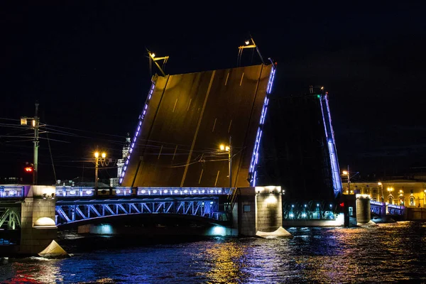 Offene Palastbrücke Der Newa Gegen Den Nachthimmel Mit Bunter Beleuchtung — Stockfoto