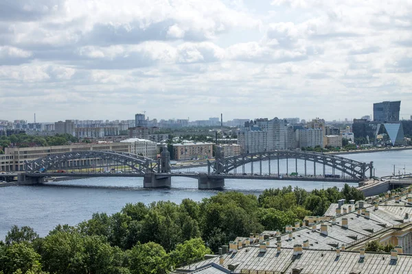 Neva Nehri Üzerindeki Bolsheokhtinsky Metal Köprüsünün Saint Petersburg Rusya Güneşli — Stok fotoğraf