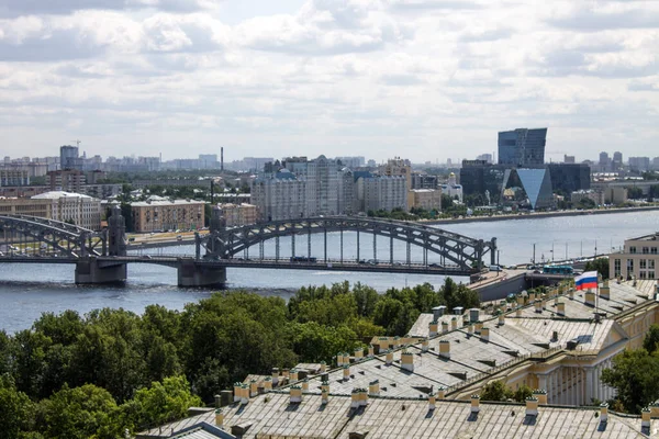Vista Panorâmica Superior Ponte Metal Bolsheokhtinsky Sobre Rio Neva Telhados — Fotografia de Stock